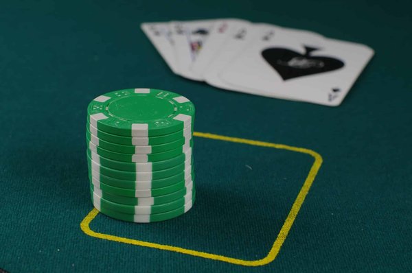 Quelles sont les règles et les combinaisons du poker ?