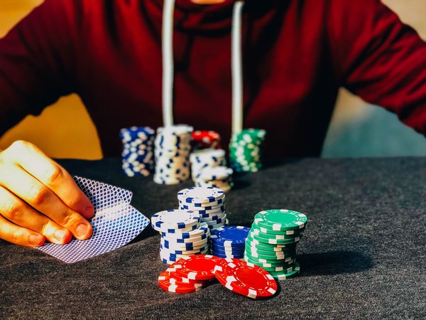 Stratégies et Techniques du Poker: Comment améliorer votre Jeu
